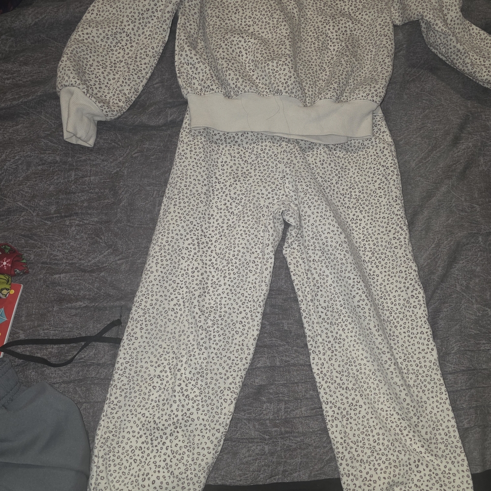Cozy Kids Sweatsuit in Gray Leopard Print